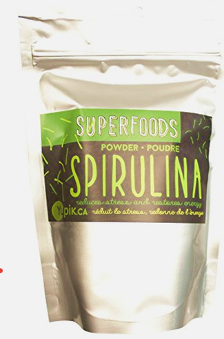 Spiruline en poudre dans un sac.